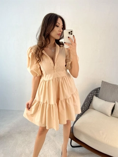 Bir model, Fame toptan giyim markasının 42403 - Dress - Beige toptan Elbise ürününü sergiliyor.