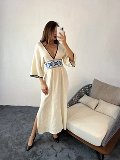 Ένα μοντέλο χονδρικής πώλησης ρούχων φοράει 42566 - Dress - Cream, τούρκικο Φόρεμα χονδρικής πώλησης από Fame
