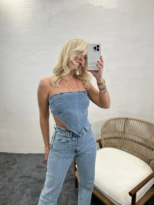 A model wears 42604 - Denim Crop Top - Blue, wholesale undefined of Fame to display at Lonca