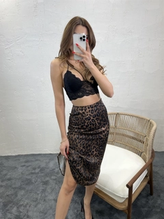 Bir model, Fame toptan giyim markasının 42614 - Skirt - Brown toptan Etek ürününü sergiliyor.