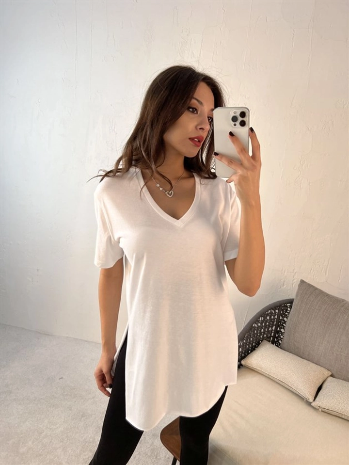 Bir model, Fame toptan giyim markasının 42310 - T-shirt - White toptan Tişört ürününü sergiliyor.