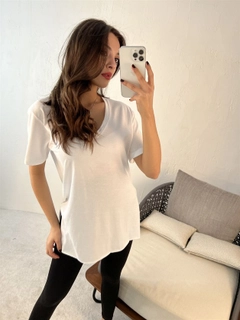 Hurtowa modelka nosi 42310 - T-shirt - White, turecka hurtownia Podkoszulek firmy Fame
