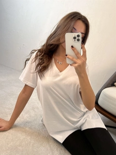 Bir model, Fame toptan giyim markasının 42310 - T-shirt - White toptan Tişört ürününü sergiliyor.