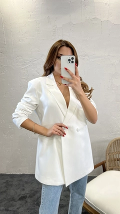 Una modella di abbigliamento all'ingrosso indossa 42322 - Jacket - Ecru, vendita all'ingrosso turca di Giacca di Fame