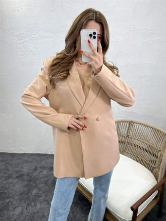 A model wears 42329 - Jacket - Mink, wholesale undefined of Fame to display at Lonca