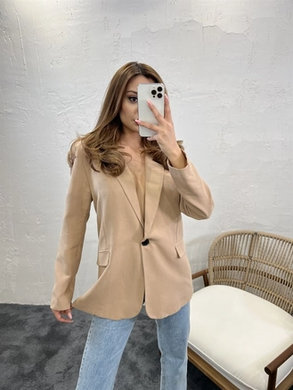 A model wears 45463 - Jacket - Camel, wholesale undefined of Fame to display at Lonca