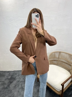 Ein Bekleidungsmodell aus dem Großhandel trägt 45466 - Jacket - Brown, türkischer Großhandel Jacke von Fame