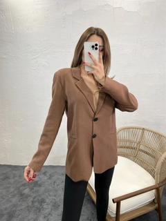 Una modella di abbigliamento all'ingrosso indossa 45484 - Jacket - Brown, vendita all'ingrosso turca di Giacca di Fame