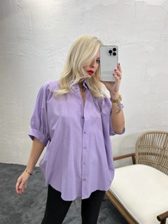 Bir model, Fame toptan giyim markasının 45360 - Shirt - Lilac toptan Gömlek ürününü sergiliyor.