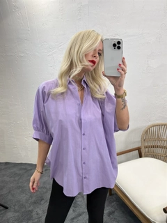 Een kledingmodel uit de groothandel draagt 45360 - Shirt - Lilac, Turkse groothandel Shirt van Fame