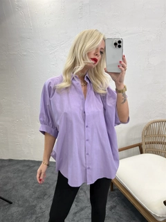 Ένα μοντέλο χονδρικής πώλησης ρούχων φοράει 45360 - Shirt - Lilac, τούρκικο Πουκάμισο χονδρικής πώλησης από Fame