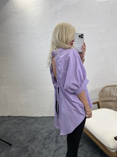 Una modella di abbigliamento all'ingrosso indossa 45360 - Shirt - Lilac, vendita all'ingrosso turca di Camicia di Fame