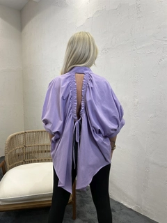 Bir model, Fame toptan giyim markasının 45360 - Shirt - Lilac toptan Gömlek ürününü sergiliyor.