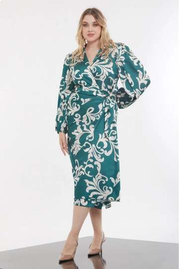 Ein Bekleidungsmodell aus dem Großhandel trägt  Bedrucktes Midikleid Aus Satin In Übergröße Mit Langen Ärmeln – Grün
, türkischer Großhandel Kleid von Fervente