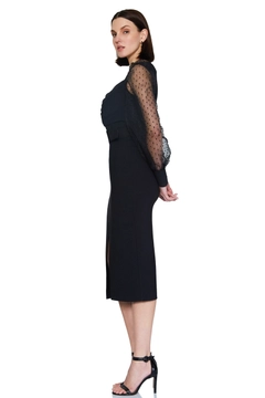 A wholesale clothing model wears frv12318-black-crepe-long-sleeve-midi-dress, Turkish wholesale Dress of Fervente