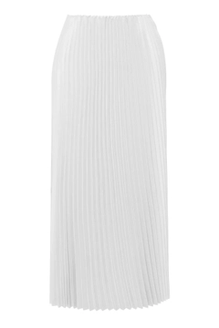 A wholesale clothing model wears frv12398-white-satin-sleeveless-maxi-skirt, Turkish wholesale Skirt of Fervente