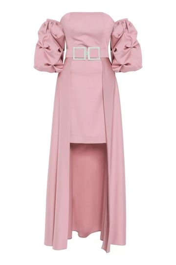 Een kledingmodel uit de groothandel draagt  Roze satijnen strapless maxi-jurk
, Turkse groothandel Jurk van Fervente