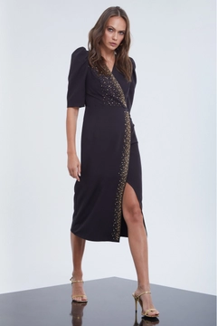 Bir model, Fervente toptan giyim markasının FRV10097 - Crepe Short Sleeve Midi Dress toptan Elbise ürününü sergiliyor.