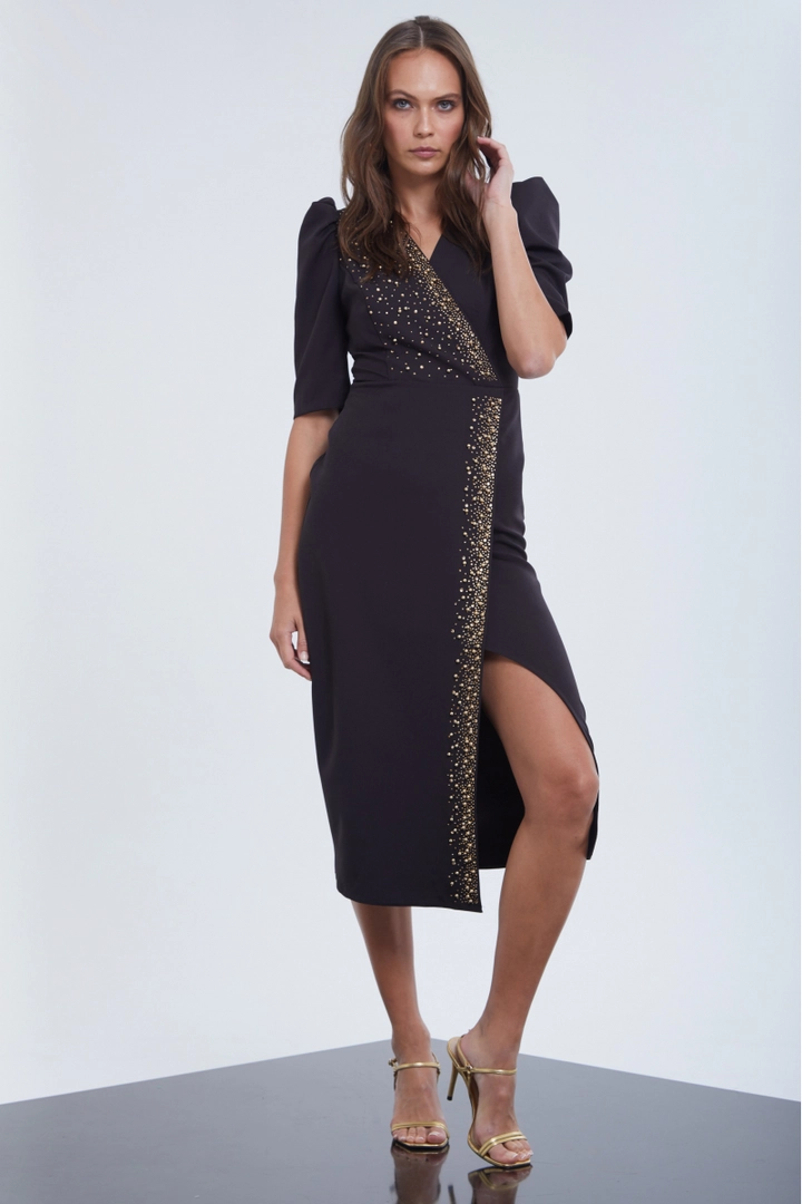 Bir model, Fervente toptan giyim markasının FRV10097 - Crepe Short Sleeve Midi Dress toptan Elbise ürününü sergiliyor.