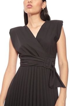 Bir model, Fervente toptan giyim markasının FRV10114 - Crepe Sleeveless Mini Dress toptan Elbise ürününü sergiliyor.