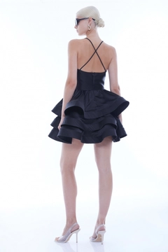 Bir model, Fervente toptan giyim markasının FRV10254 - Mini Dress - Black toptan Elbise ürününü sergiliyor.