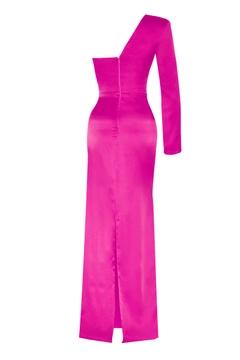 Bir model, Fervente toptan giyim markasının FRV10265 - Dress - Fuchsia toptan Elbise ürününü sergiliyor.