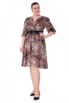 A wholesale clothing model wears FRV10289 - Plus Size Saten Short Sleeve Midi Dress, Turkish wholesale Dress of Fervente