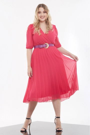 Ένα μοντέλο χονδρικής πώλησης ρούχων φοράει  Μίντι Φόρεμα Σιφόν 3/4 Μανίκι Plus Size
, τούρκικο Φόρεμα χονδρικής πώλησης από Fervente