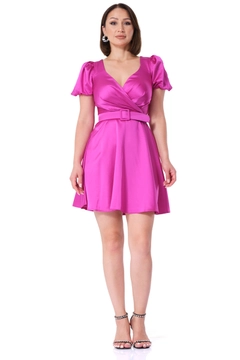 Een kledingmodel uit de groothandel draagt FRV10367 - Saten Short Sleeve Mini Dress, Turkse groothandel Jurk van Fervente