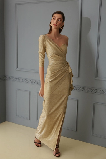 Bir model, Fervente toptan giyim markasının  Parıltı Tek Kol Uzun Elbise
 toptan Elbise ürününü sergiliyor.