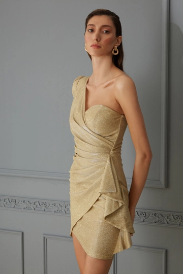 Veleprodajni model oblačil nosi  Zlata žametna mini obleka 13 z enim rokavom
, turška veleprodaja Obleka od Fervente