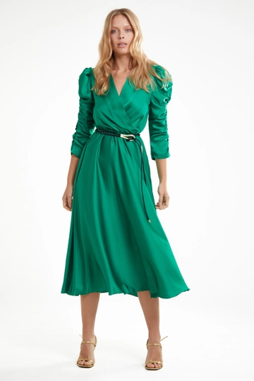 Ein Bekleidungsmodell aus dem Großhandel trägt  Langärmliges Midikleid Aus Satin
, türkischer Großhandel Kleid von Fervente