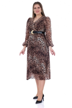 Una modella di abbigliamento all'ingrosso indossa FRV10440 - Plus Size Chiffon Long Sleeve Midi Dress, vendita all'ingrosso turca di Vestito di Fervente