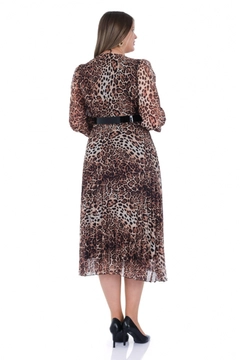 Bir model, Fervente toptan giyim markasının FRV10440 - Plus Size Chiffon Long Sleeve Midi Dress toptan Elbise ürününü sergiliyor.