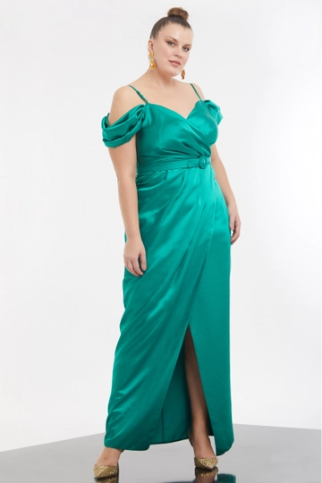 A wholesale clothing model wears  Green Plus Size Satin Sleeveless Maxi Dress
, Turkish wholesale Dress of Fervente