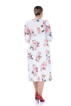 Bir model, Fervente toptan giyim markasının FRV10498 - Print C07 Plus Size Crepe Long Sleeve Midi Dress toptan Elbise ürününü sergiliyor.