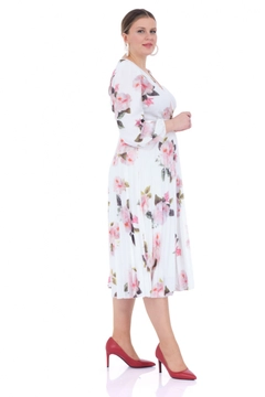 Una modella di abbigliamento all'ingrosso indossa FRV10498 - Print C07 Plus Size Crepe Long Sleeve Midi Dress, vendita all'ingrosso turca di Vestito di Fervente