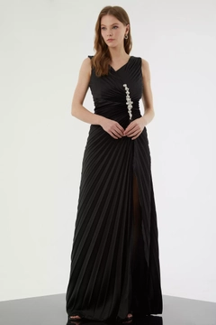 Bir model, Fervente toptan giyim markasının FRV10559 - Saten Sleeveless Maxi Dress toptan Elbise ürününü sergiliyor.