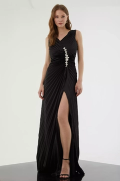 A wholesale clothing model wears FRV10559 - Saten Sleeveless Maxi Dress, Turkish wholesale Dress of Fervente