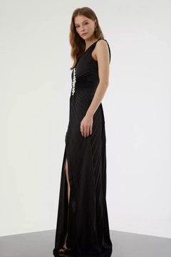 Bir model, Fervente toptan giyim markasının FRV10559 - Saten Sleeveless Maxi Dress toptan Elbise ürününü sergiliyor.