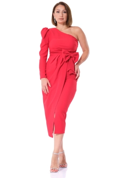 Una modella di abbigliamento all'ingrosso indossa FRV10596 - Red Crepe Single Sleeve Midi Dress, vendita all'ingrosso turca di Vestito di Fervente