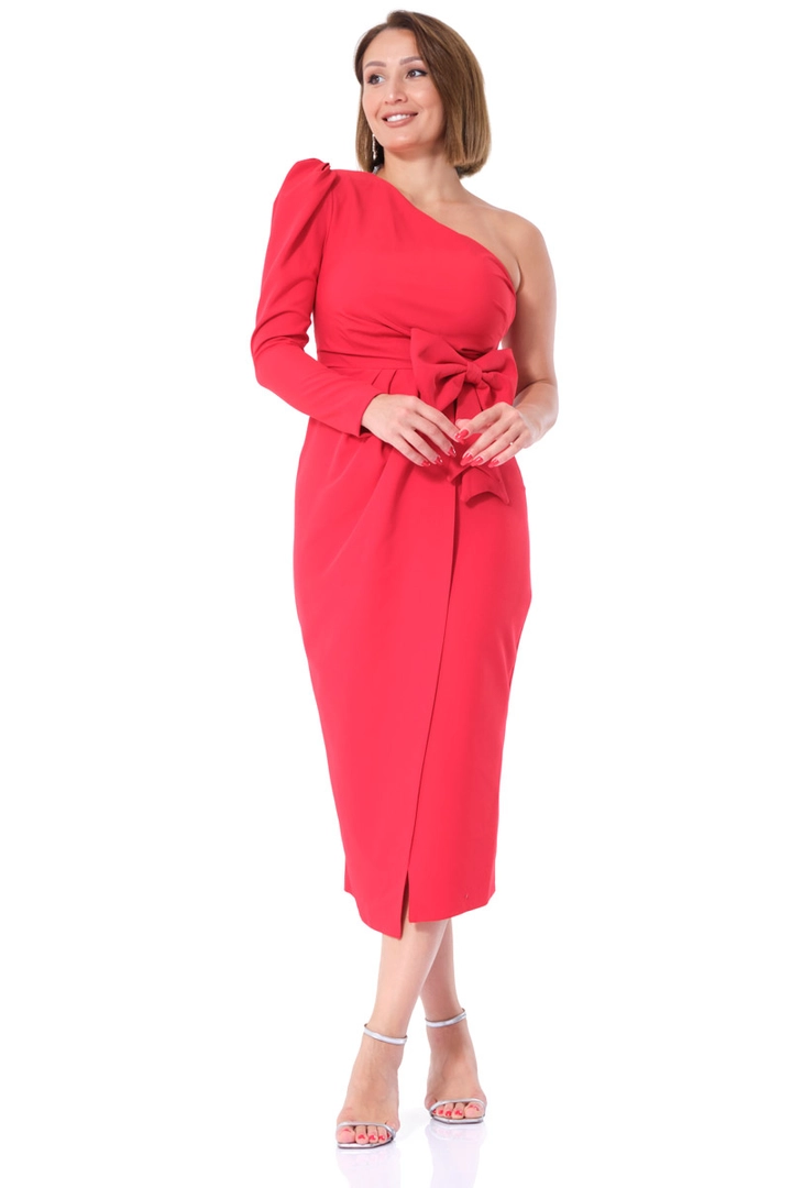 Ein Bekleidungsmodell aus dem Großhandel trägt FRV10596 - Red Crepe Single Sleeve Midi Dress, türkischer Großhandel Kleid von Fervente