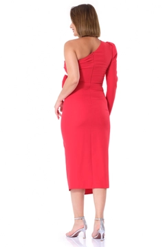 Een kledingmodel uit de groothandel draagt FRV10596 - Red Crepe Single Sleeve Midi Dress, Turkse groothandel Jurk van Fervente