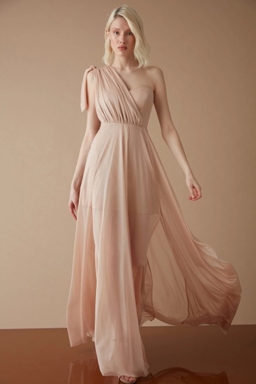 Bir model, Fervente toptan giyim markasının  Tül Tek Kol Uzun Elbise
 toptan Elbise ürününü sergiliyor.
