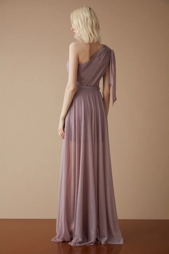 Ein Bekleidungsmodell aus dem Großhandel trägt FRV10528 - Lilac Tulle Single Sleeve Maxi Dress, türkischer Großhandel Kleid von Fervente