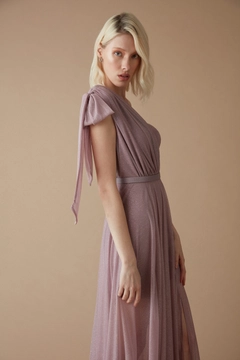 Una modella di abbigliamento all'ingrosso indossa FRV10528 - Lilac Tulle Single Sleeve Maxi Dress, vendita all'ingrosso turca di Vestito di Fervente