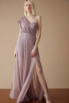 Bir model, Fervente toptan giyim markasının FRV10528 - Lilac Tulle Single Sleeve Maxi Dress toptan Elbise ürününü sergiliyor.