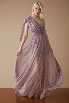 Bir model, Fervente toptan giyim markasının FRV10528 - Lilac Tulle Single Sleeve Maxi Dress toptan Elbise ürününü sergiliyor.