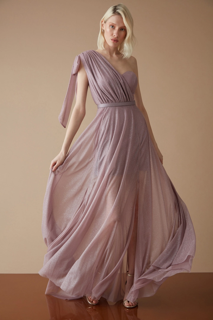 Un mannequin de vêtements en gros porte FRV10528 - Lilac Tulle Single Sleeve Maxi Dress, Robe en gros de Fervente en provenance de Turquie