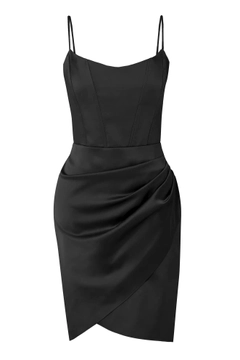 Bir model, Fervente toptan giyim markasının FRV10971 - Black toptan Elbise ürününü sergiliyor.